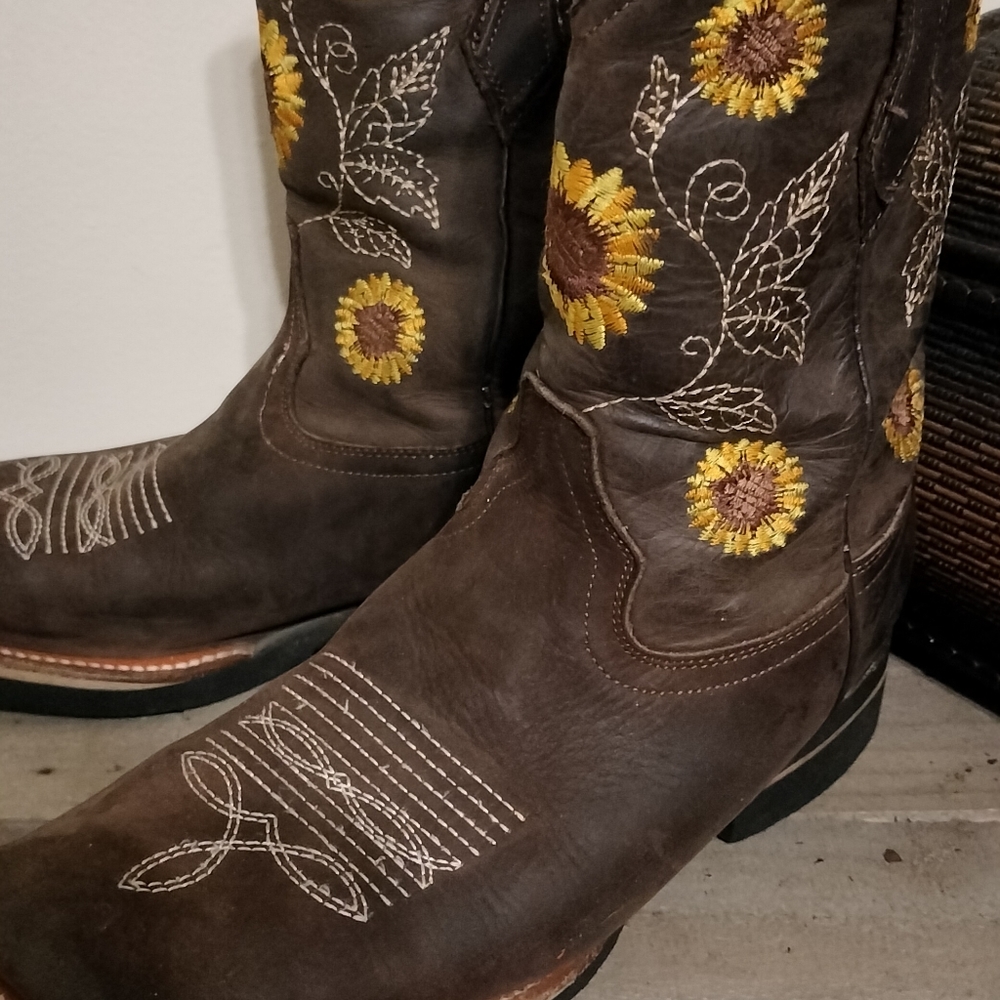 Brown Women's Sunflower Embroidered Ankle Boots - Picture 2 of 6